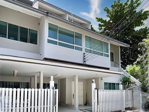 for-sale-expansive-6-bedroom-townhouse-in-sukhumvit-15-920071001-12096