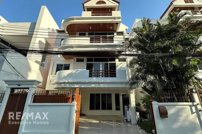 stunning-5-bedroom-townhouse-with-spacious-interiors-in-sukhumvit-920071001-14287