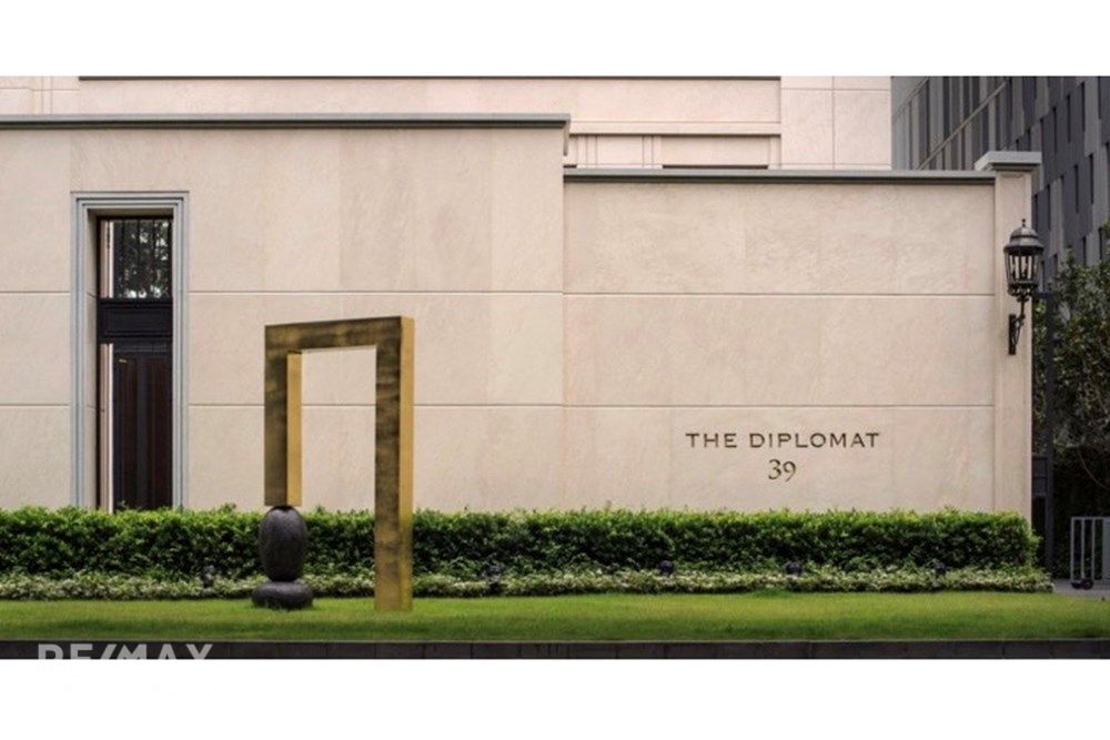 Luxury 1-Bedroom Condo for Rent at The Diplomat 39 17