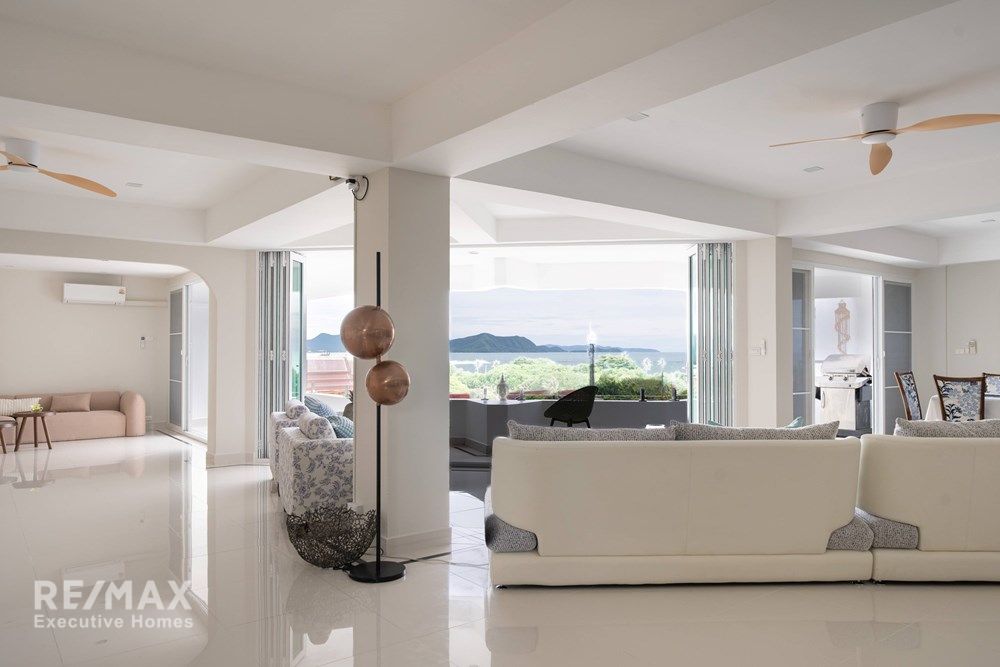 Luxurious Duplex Penthouse with 360° Sea Views 14