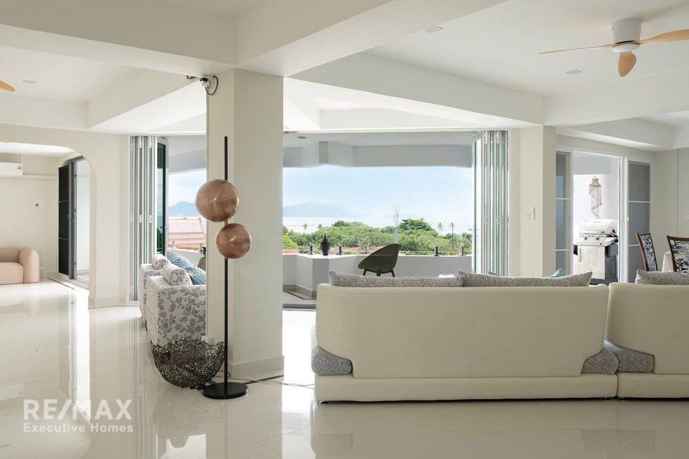 Luxurious Duplex Penthouse with 360° Sea Views 17