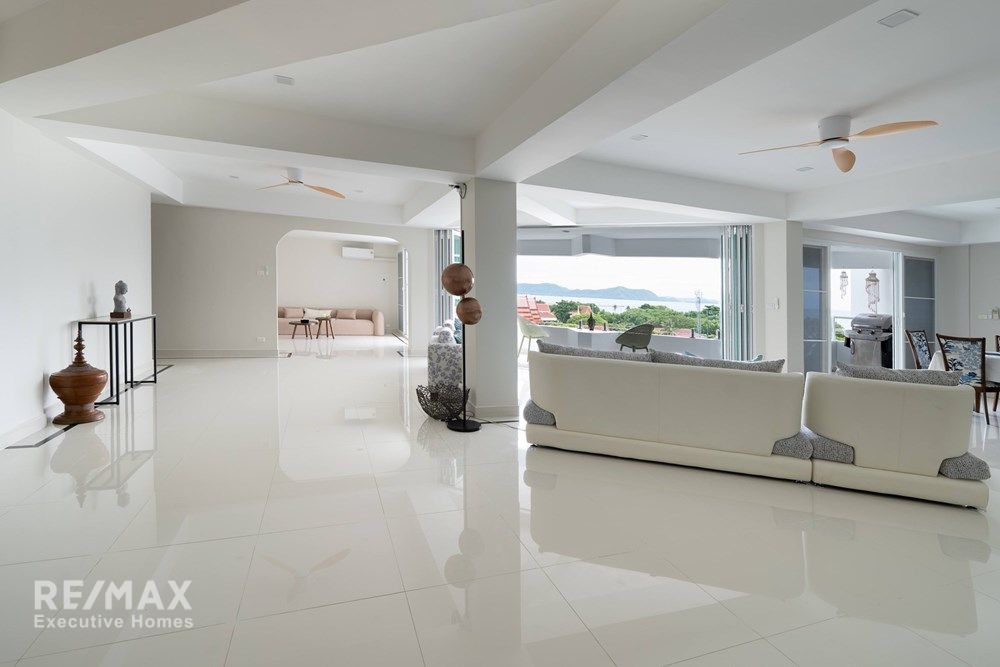 Luxurious Duplex Penthouse with 360° Sea Views 18