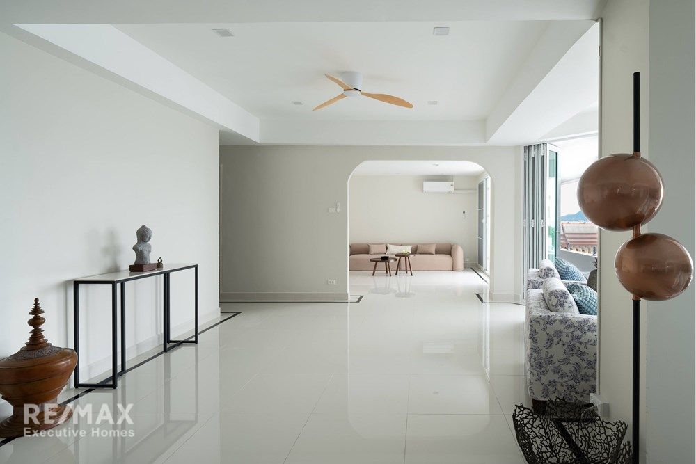 Luxurious Duplex Penthouse with 360° Sea Views 20