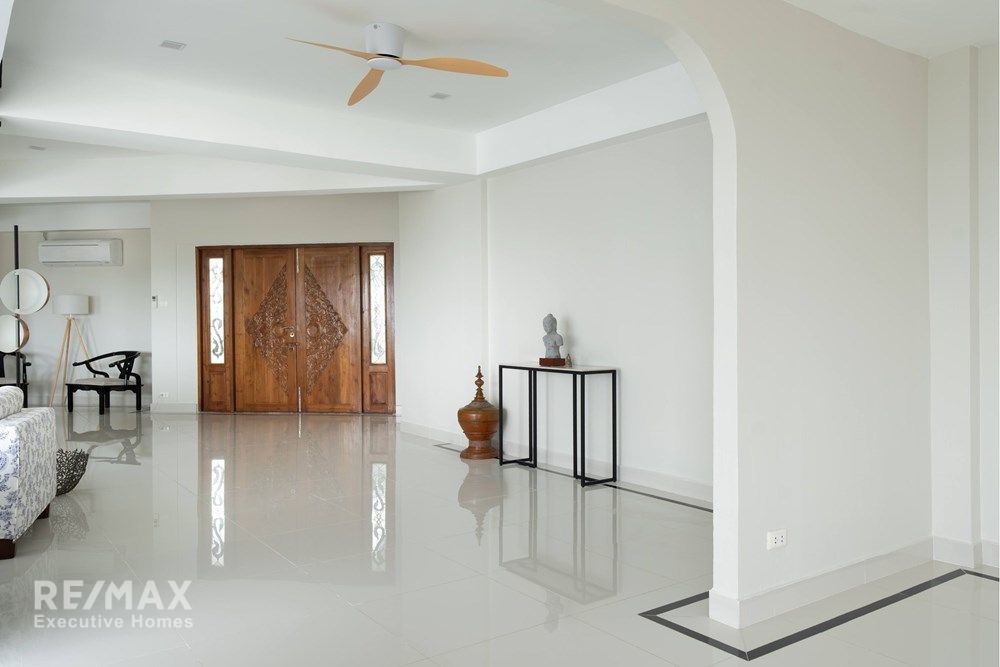 Luxurious Duplex Penthouse with 360° Sea Views 25