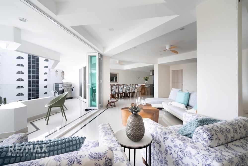 Luxurious Duplex Penthouse with 360° Sea Views 27