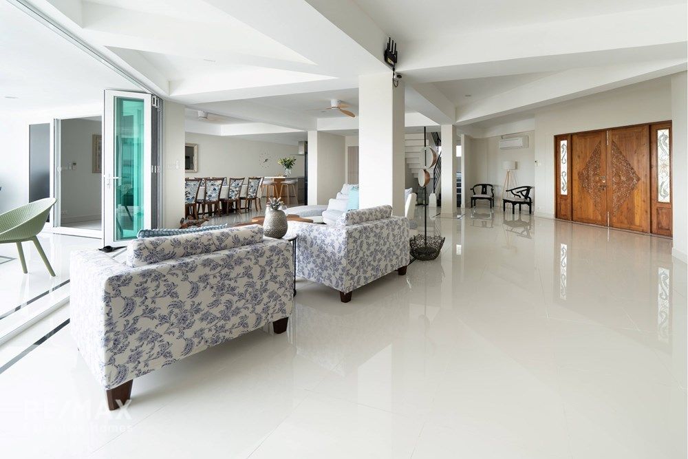 Luxurious Duplex Penthouse with 360° Sea Views 28