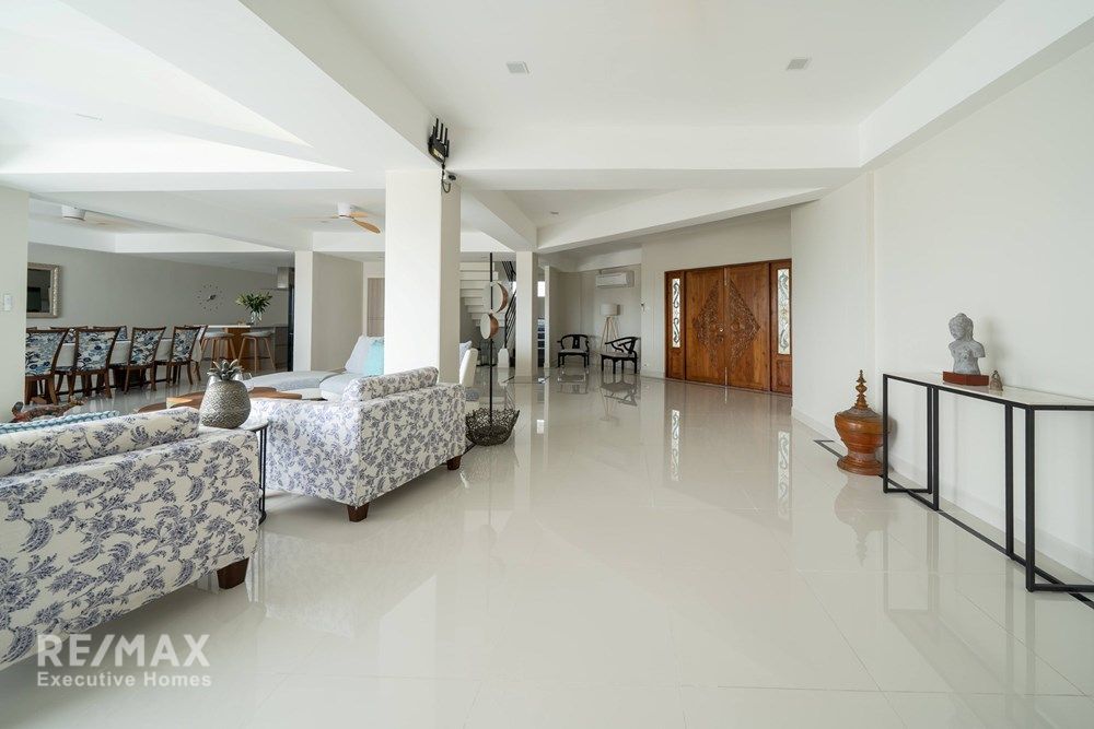 Luxurious Duplex Penthouse with 360° Sea Views 29