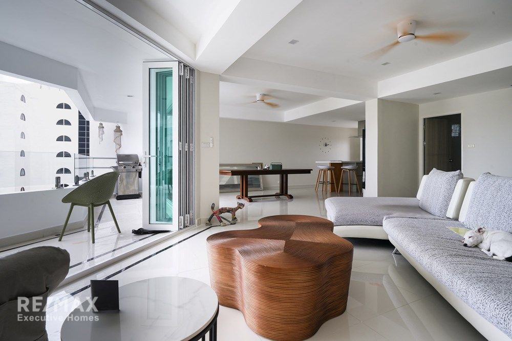 Luxurious Duplex Penthouse with 360° Sea Views 3