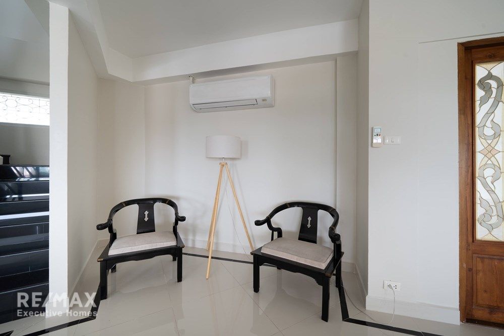 Luxurious Duplex Penthouse with 360° Sea Views 31