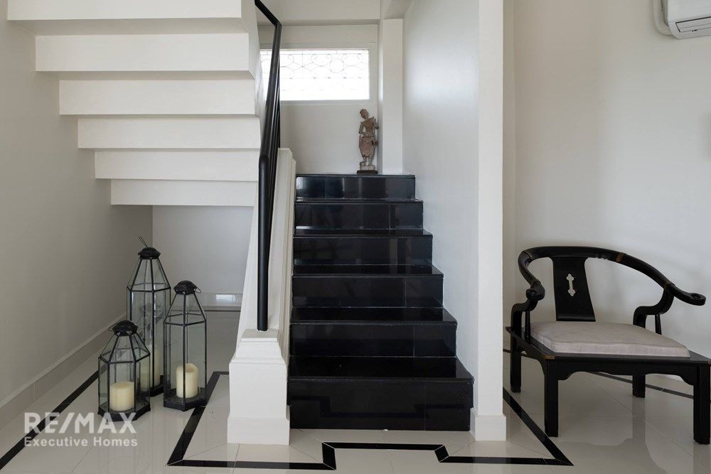 Luxurious Duplex Penthouse with 360° Sea Views 32