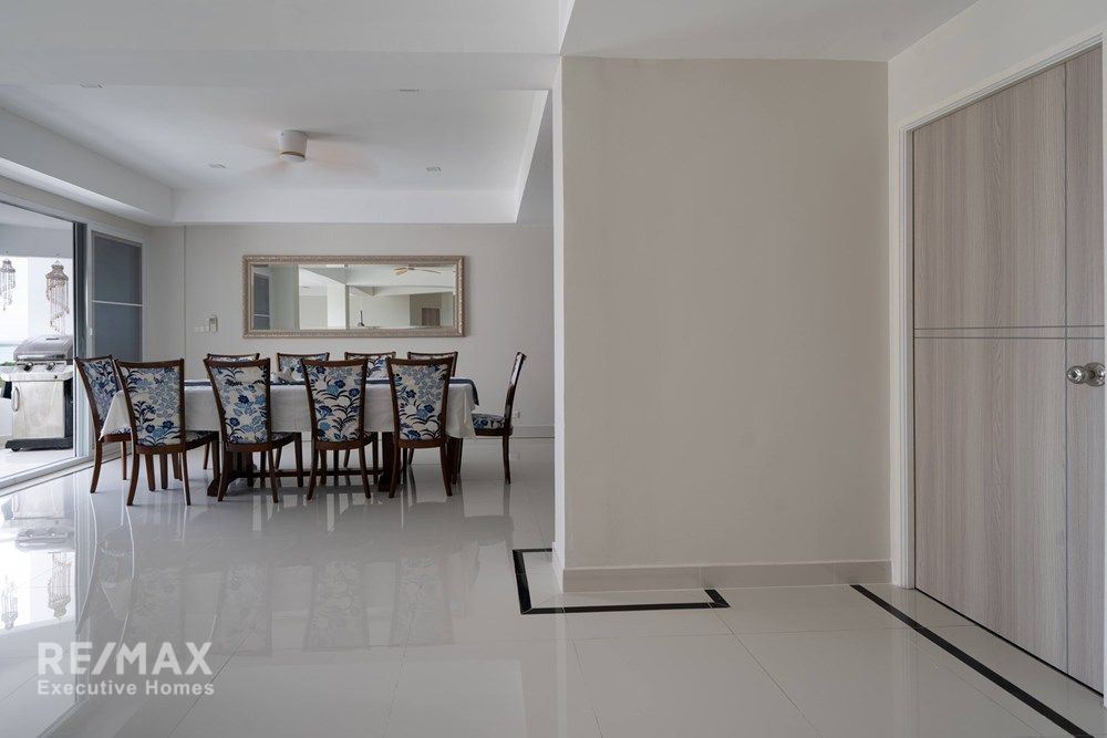 Luxurious Duplex Penthouse with 360° Sea Views 33