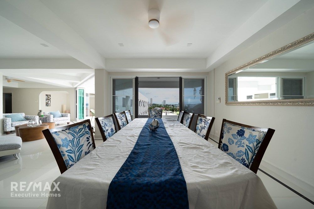 Luxurious Duplex Penthouse with 360° Sea Views 35