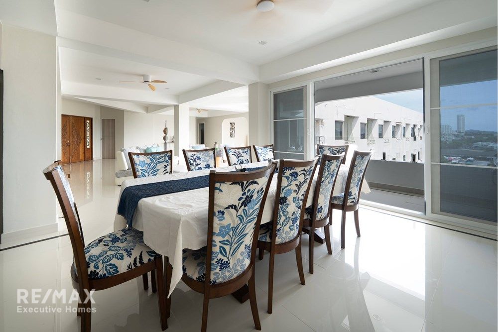 Luxurious Duplex Penthouse with 360° Sea Views 37