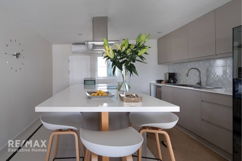 Luxurious Duplex Penthouse with 360° Sea Views 38