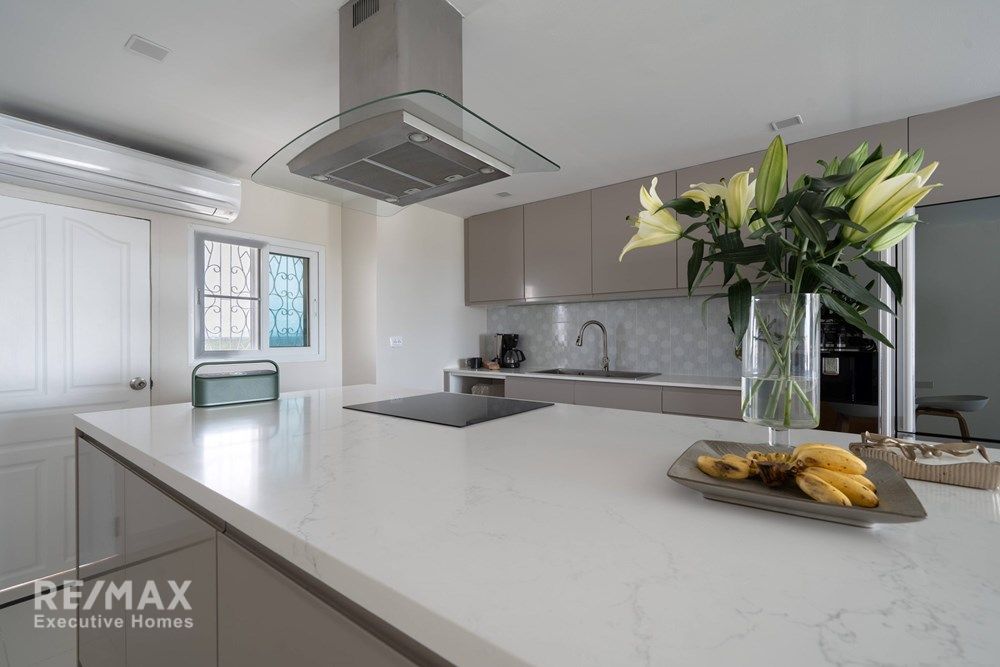 Luxurious Duplex Penthouse with 360° Sea Views 39