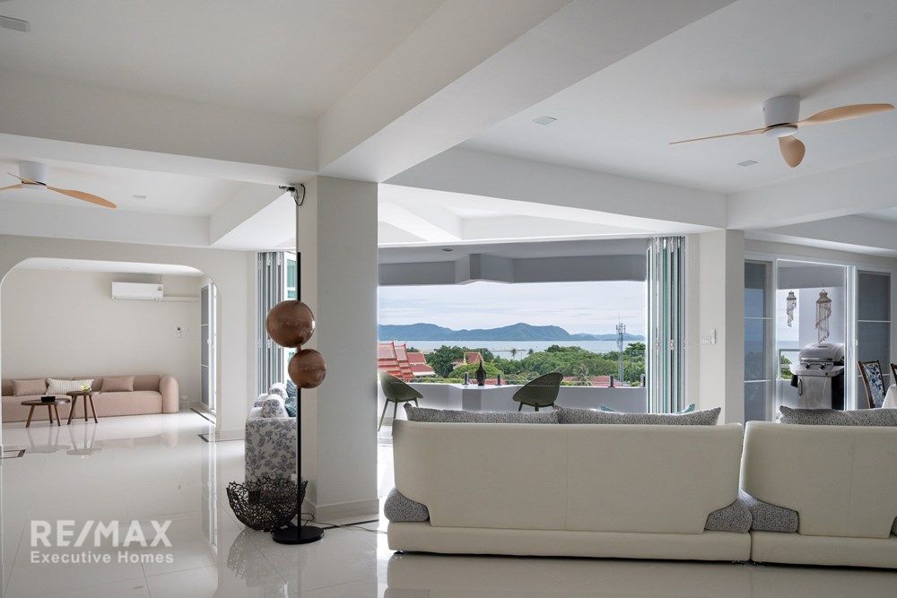 Luxurious Duplex Penthouse with 360° Sea Views 4