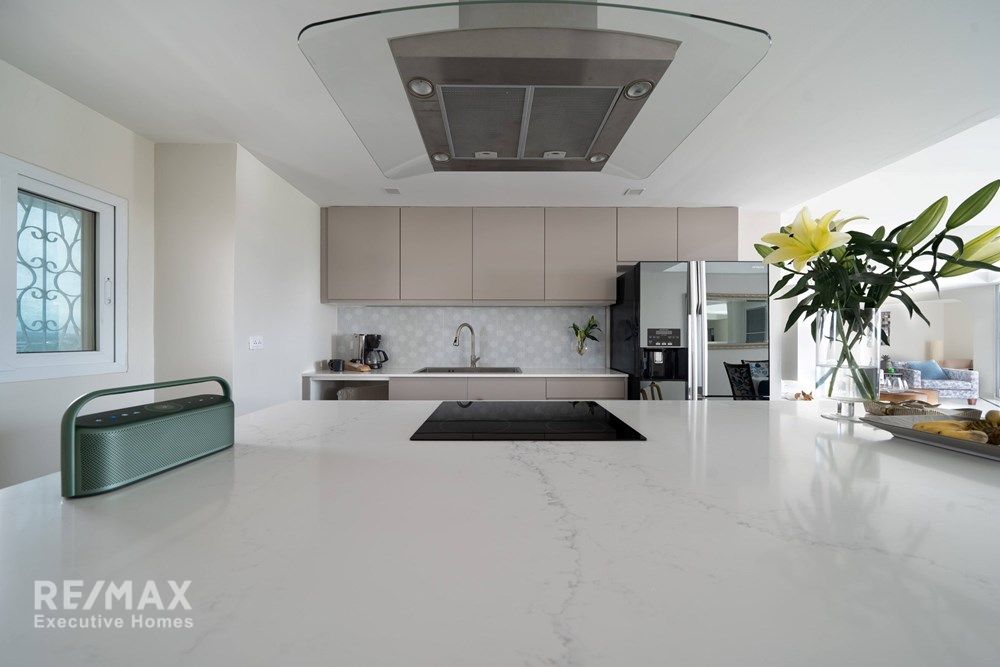 Luxurious Duplex Penthouse with 360° Sea Views 40