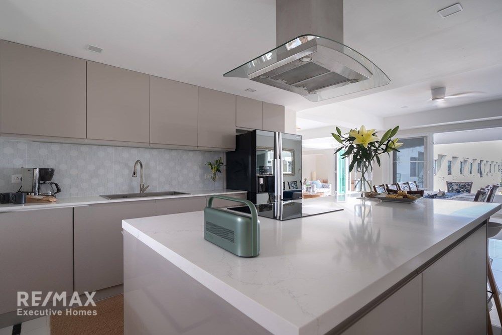 Luxurious Duplex Penthouse with 360° Sea Views 41