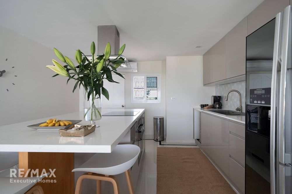 Luxurious Duplex Penthouse with 360° Sea Views 42