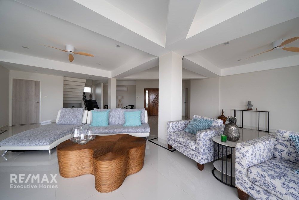 Luxurious Duplex Penthouse with 360° Sea Views 46