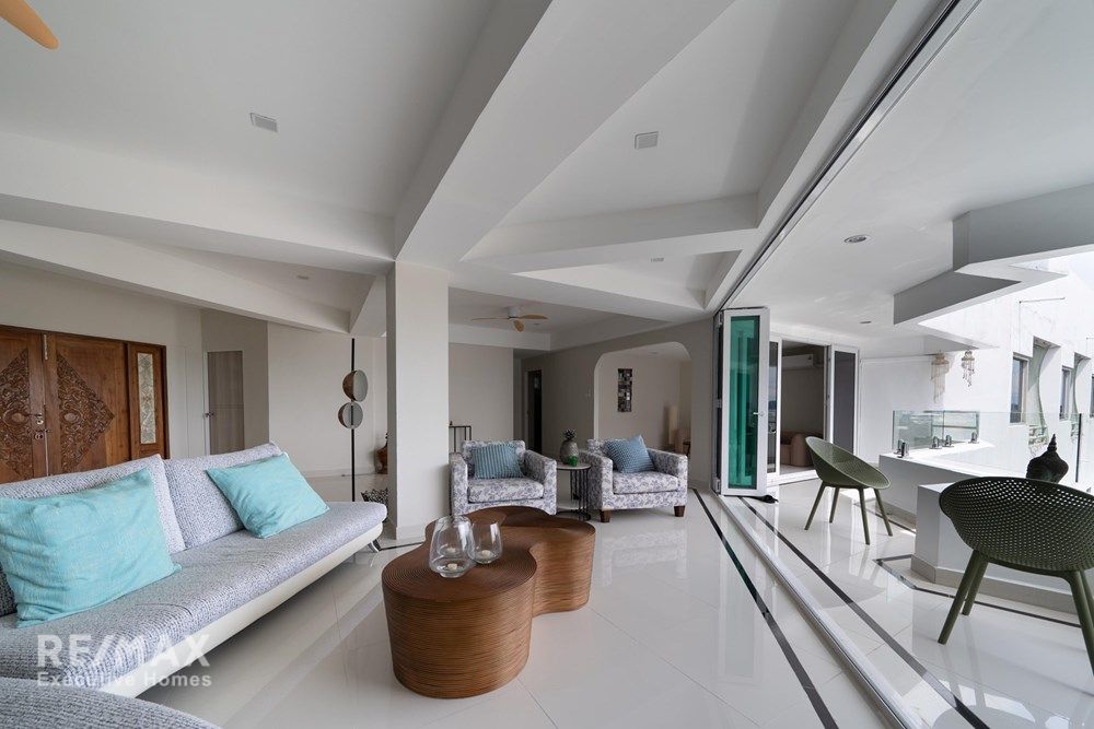 Luxurious Duplex Penthouse with 360° Sea Views 48