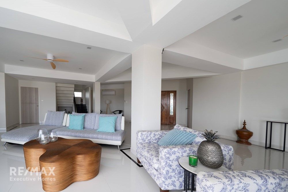 Luxurious Duplex Penthouse with 360° Sea Views 49