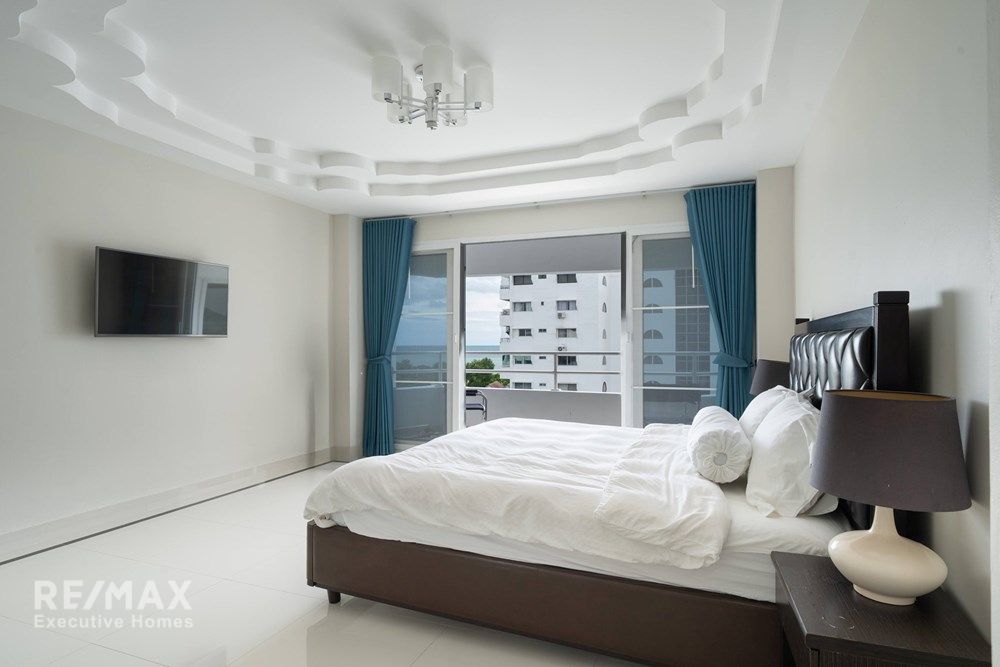 Luxurious Duplex Penthouse with 360° Sea Views 56