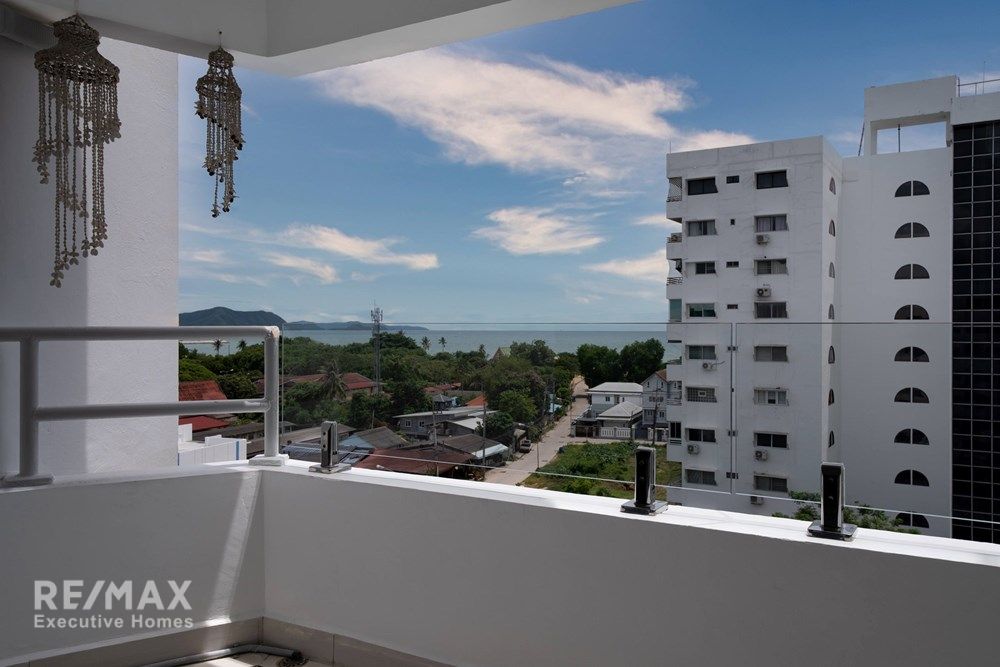 Luxurious Duplex Penthouse with 360° Sea Views 6