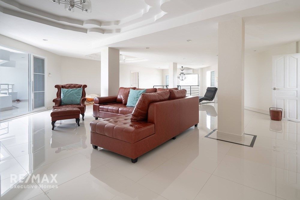 Luxurious Duplex Penthouse with 360° Sea Views 66