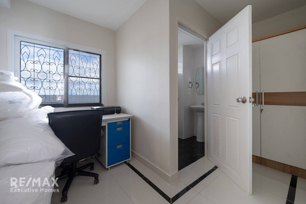 Luxurious Duplex Penthouse with 360° Sea Views 68