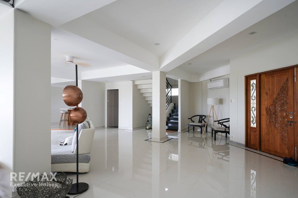 Luxurious Duplex Penthouse with 360° Sea Views 7