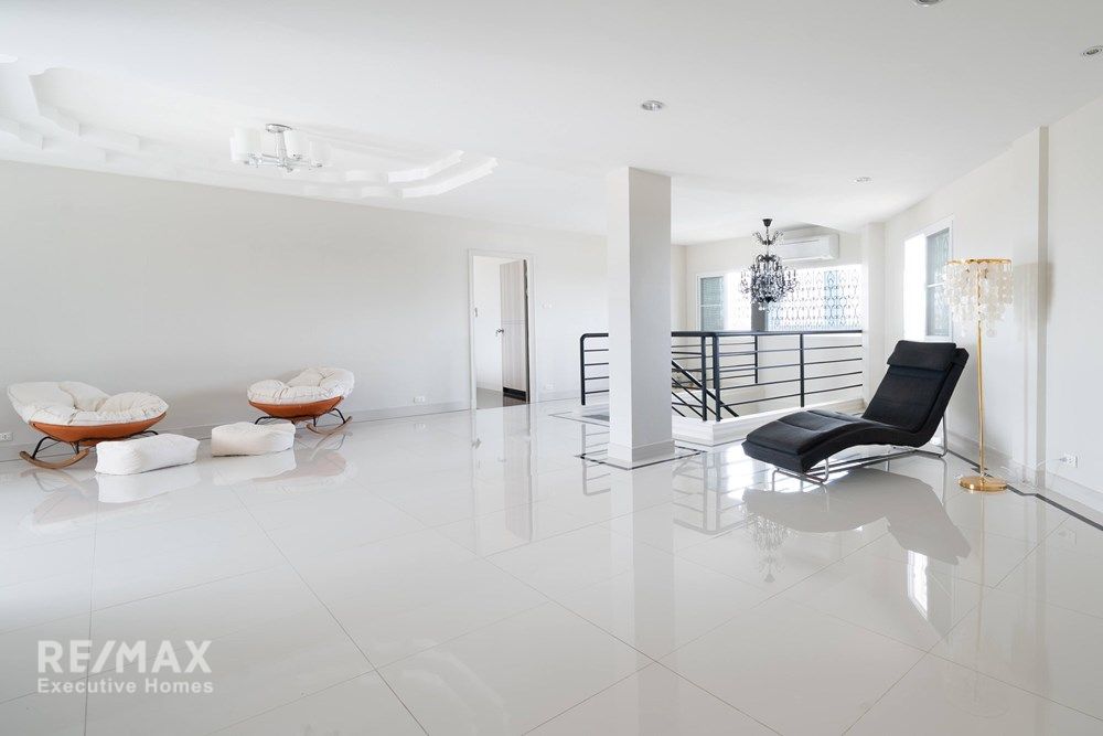 Luxurious Duplex Penthouse with 360° Sea Views 70