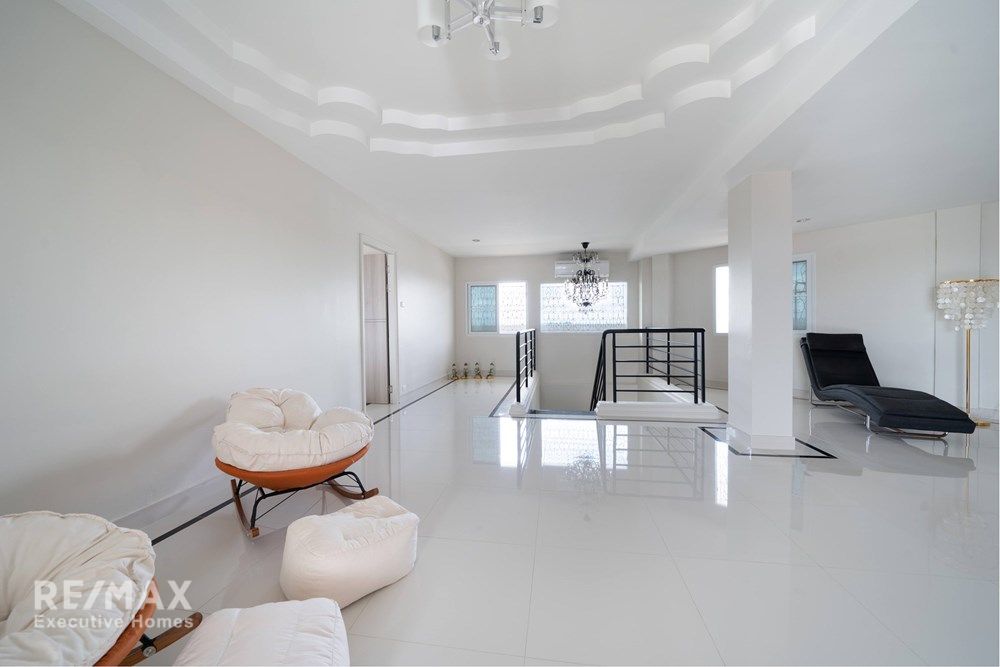 Luxurious Duplex Penthouse with 360° Sea Views 72