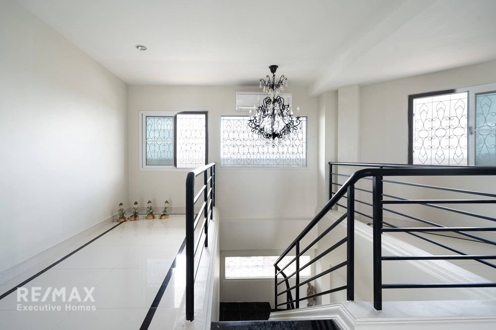 Luxurious Duplex Penthouse with 360° Sea Views 74