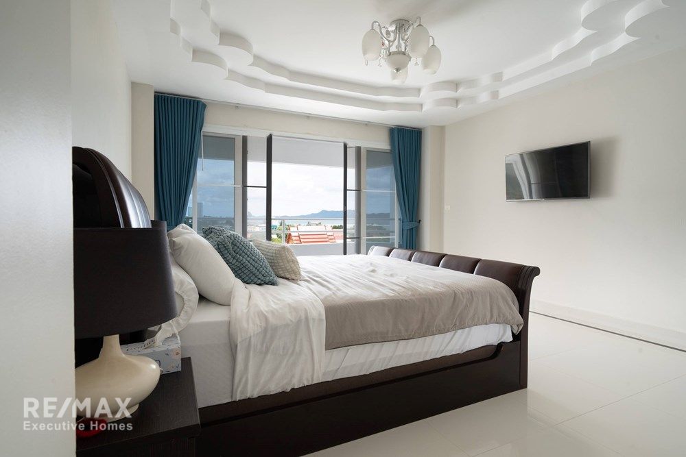 Luxurious Duplex Penthouse with 360° Sea Views 78