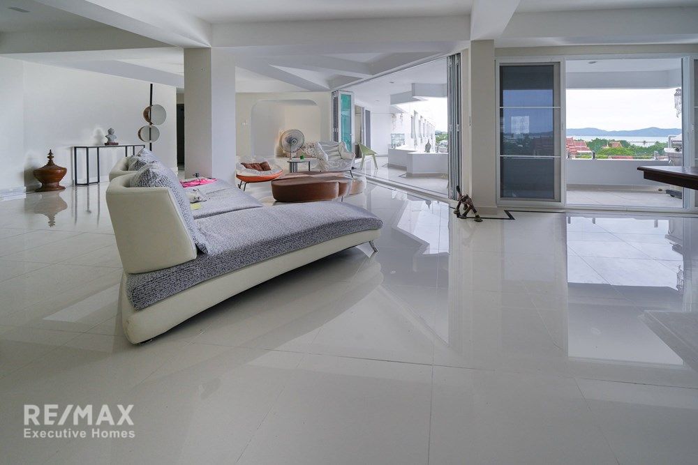 Luxurious Duplex Penthouse with 360° Sea Views 8