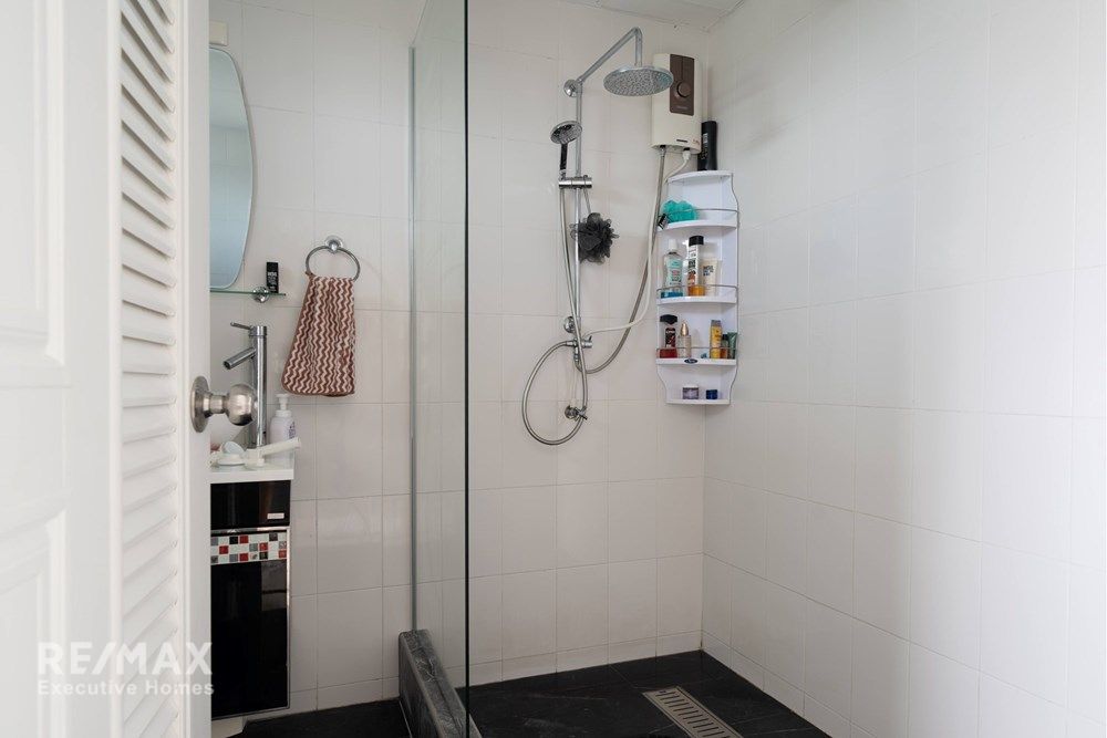 Luxurious Duplex Penthouse with 360° Sea Views 80