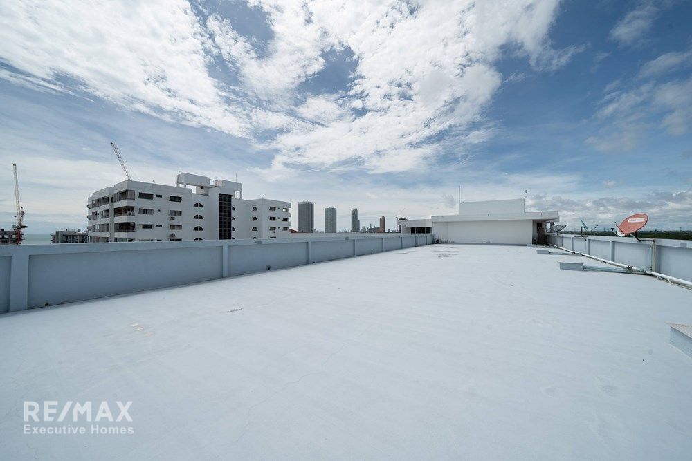 Luxurious Duplex Penthouse with 360° Sea Views 86