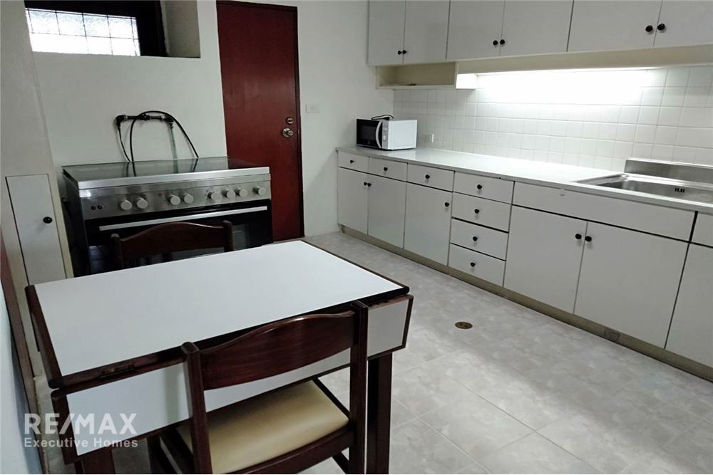 Pet-Friendly 2-Bedroom Low Rise Apartment for Rent Near BTS Promphong 3