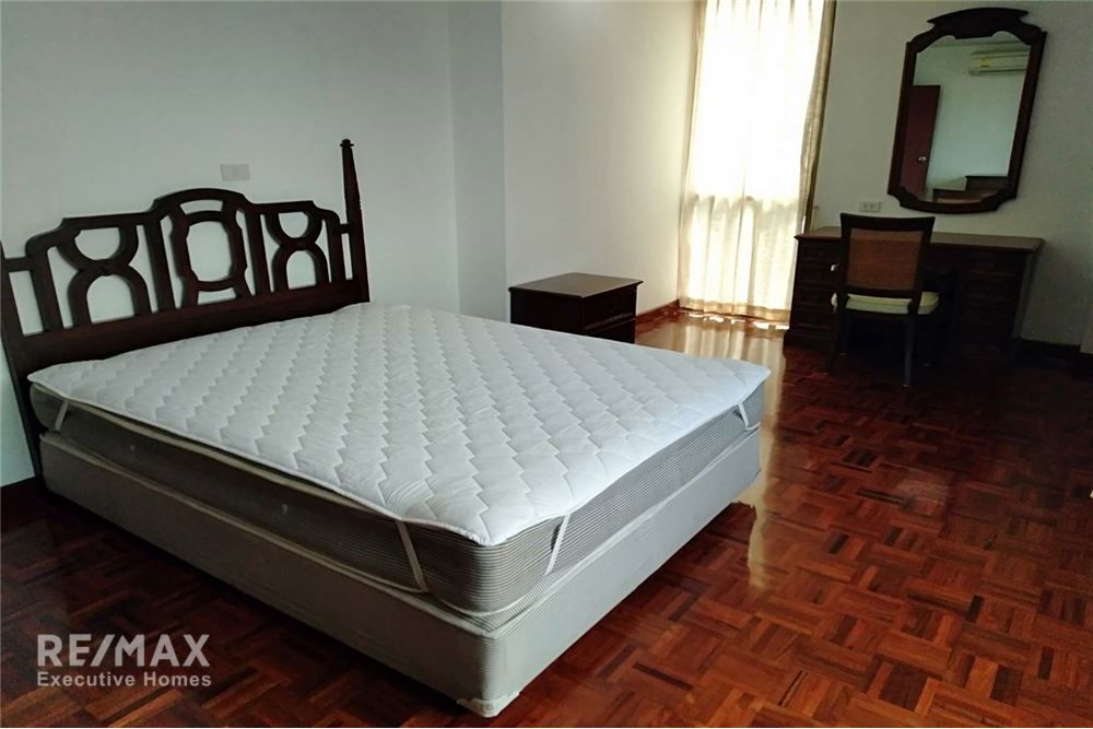 Pet-Friendly 2-Bedroom Low Rise Apartment for Rent Near BTS Promphong 5