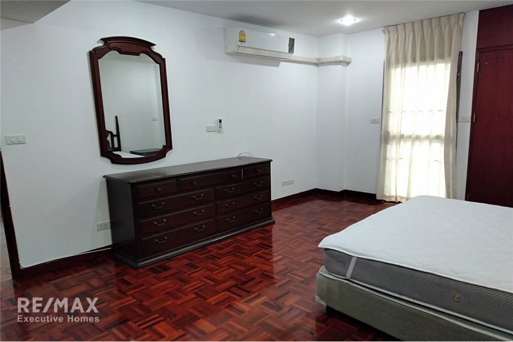 Pet-Friendly 2-Bedroom Low Rise Apartment for Rent Near BTS Promphong 7