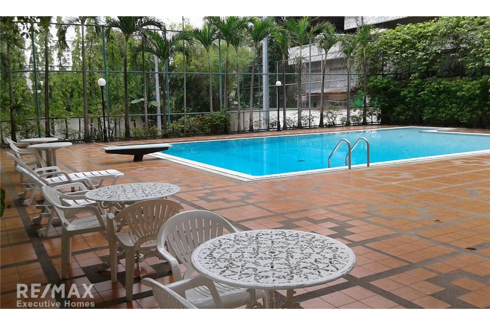 Pet-Friendly 2-Bedroom Low Rise Apartment for Rent Near BTS Promphong 8