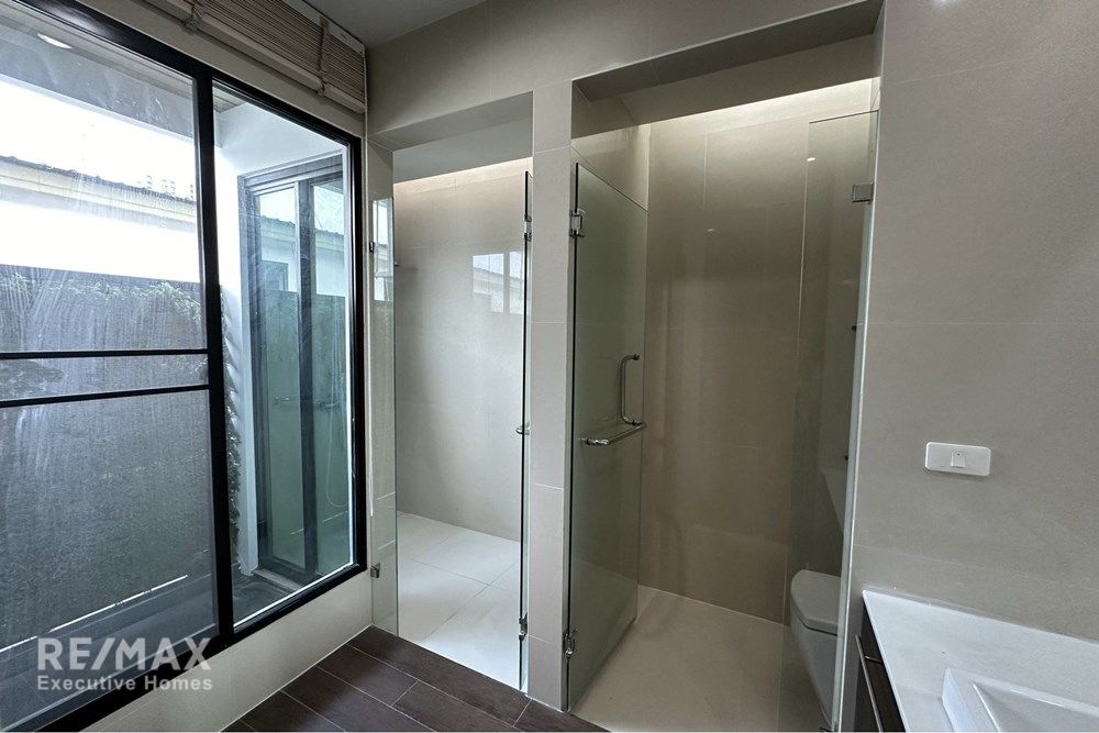 Spacious 3BR Townhouse for Rent in Bless Town Sukhumvit 50 - 300sqm, Pets Allowed 10