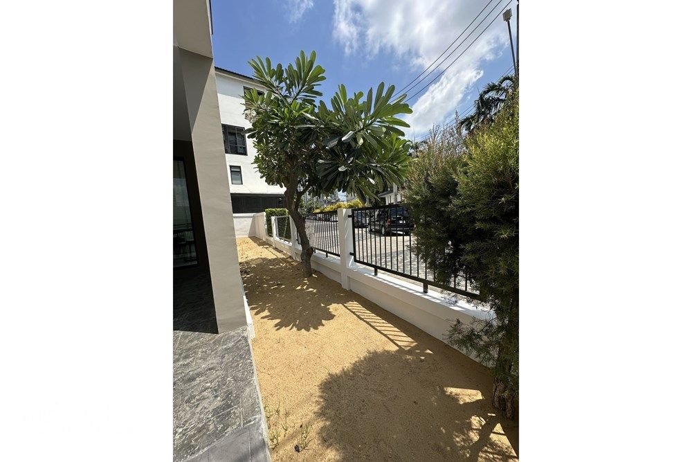 Spacious 3BR Townhouse for Rent in Bless Town Sukhumvit 50 - 300sqm, Pets Allowed 2