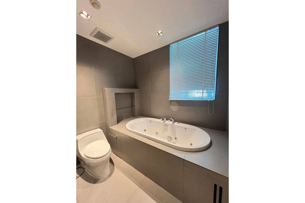 Luxury 2BR Condo at Athenee Residence | 133sqm | 2 Private Parking | 4 mins Walk to BTS Phloen Chit 6