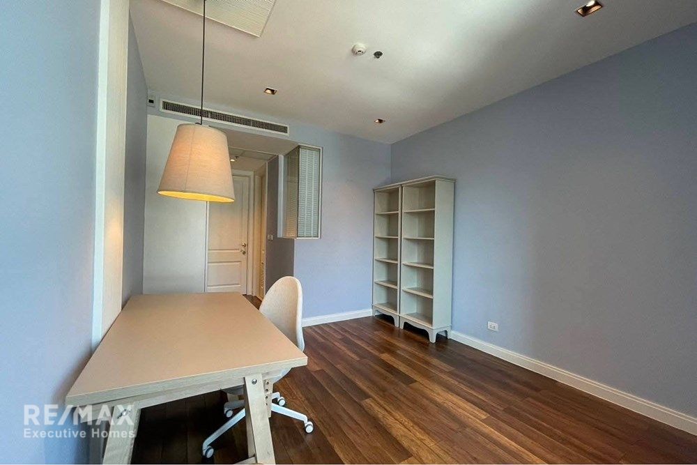 Luxury 2BR Condo at Athenee Residence | 133sqm | 2 Private Parking | 4 mins Walk to BTS Phloen Chit 7