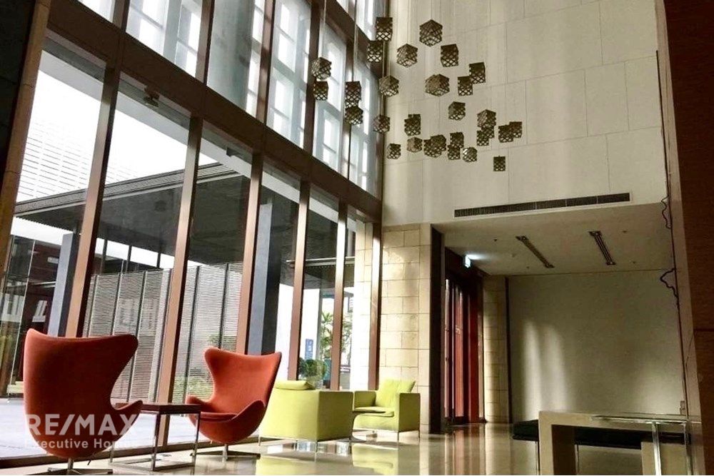 River View 1BR Condo for Rent at The Emporio Place - 37th Floor, 66sqm, 14 mins Walk to BTS Phrom Phong 10