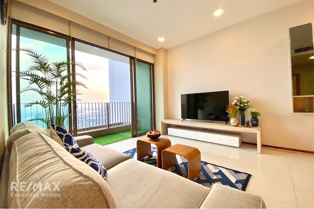 River View 1BR Condo for Rent at The Emporio Place - 37th Floor, 66sqm, 14 mins Walk to BTS Phrom Phong 2