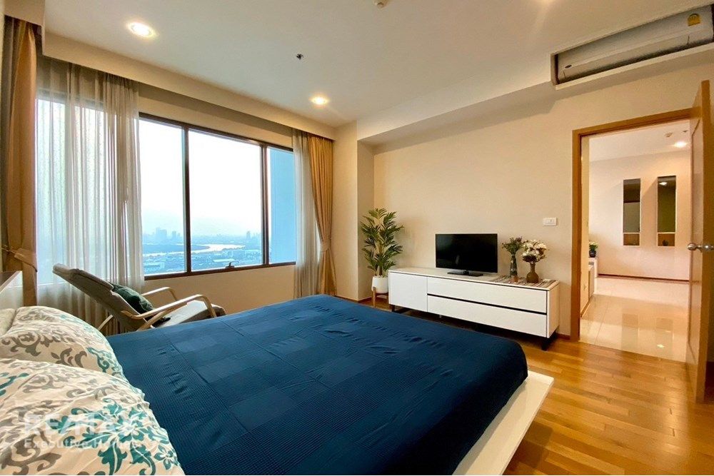 River View 1BR Condo for Rent at The Emporio Place - 37th Floor, 66sqm, 14 mins Walk to BTS Phrom Phong 6