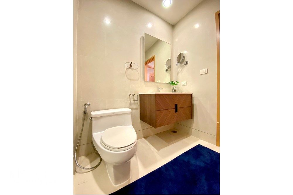 River View 1BR Condo for Rent at The Emporio Place - 37th Floor, 66sqm, 14 mins Walk to BTS Phrom Phong 8